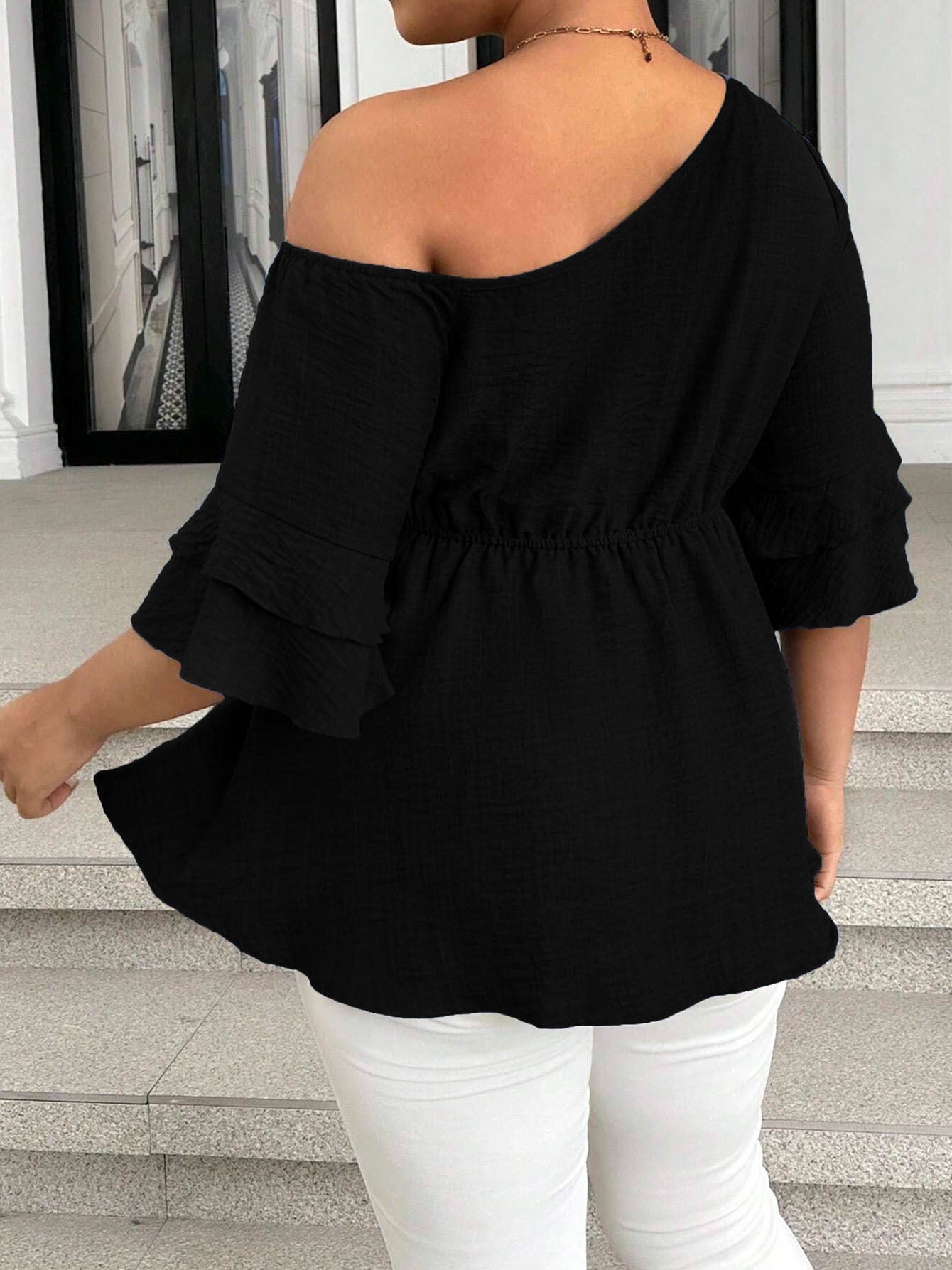 Curva Chic One-Shoulder Blouse