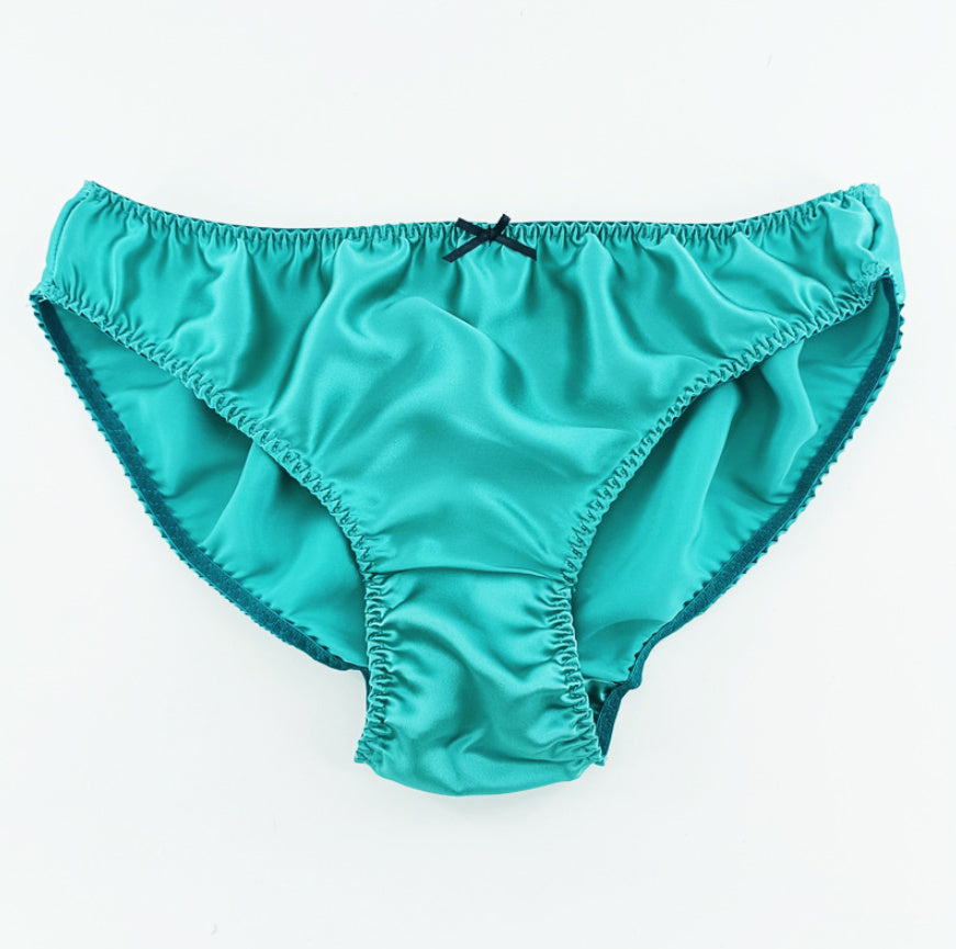 Women's Simple Small Bowknot Solid Color Silk Briefs